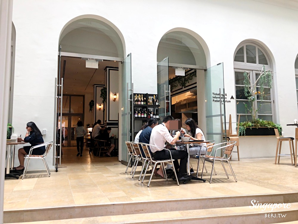 【新加坡美食】新加坡國家美術館裡的超美咖啡廳Courtyard Cafe有好吃的馬來滷麵 蛋糕也大推