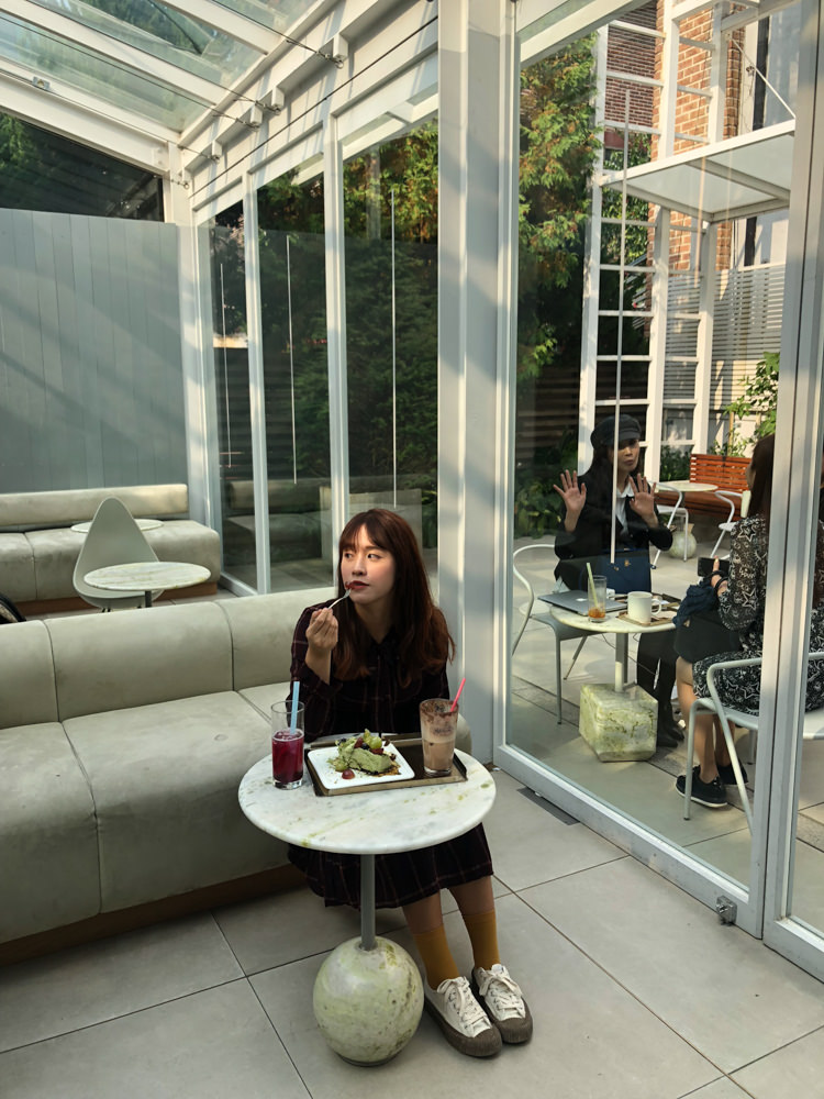首爾咖啡廳》Cafe Mula新沙洞「玻璃屋咖啡廳」，被綠色植物包圍的絕美空間，清新感爆棚的咖啡館