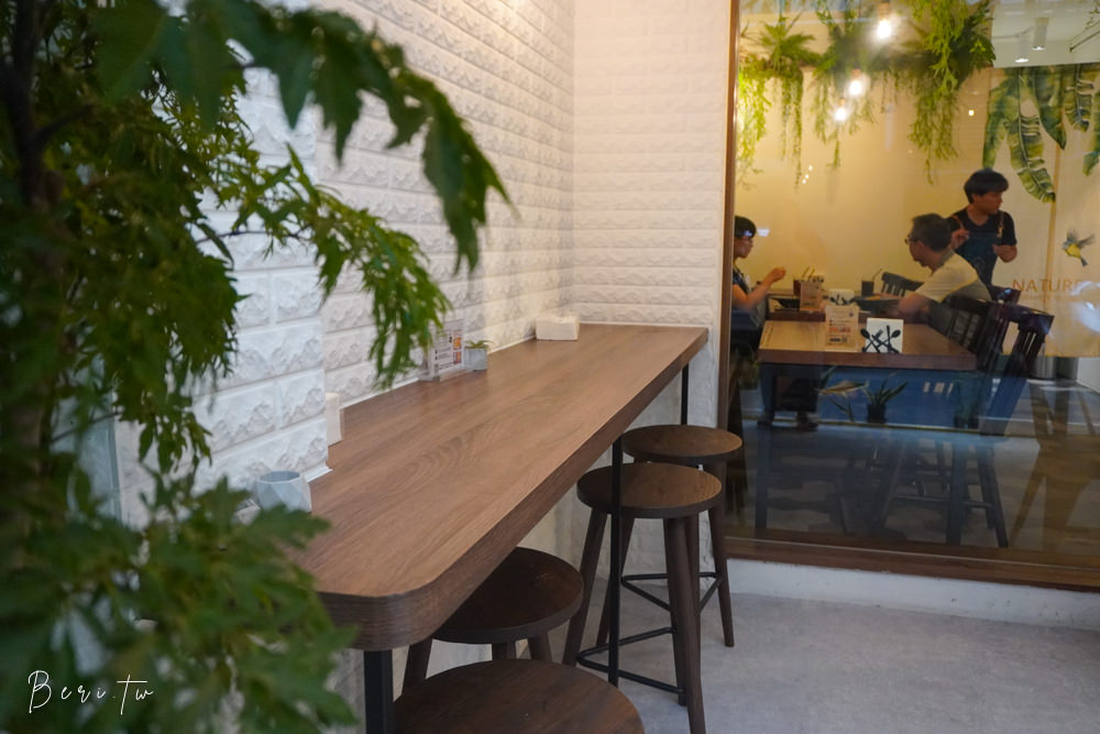 中和咖啡廳》伍伍零Garage550中和店|中和的夢幻花草系咖啡廳，城市裡的療癒空間|永安市場站