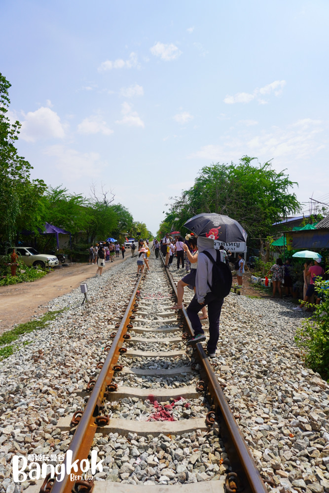 曼谷自由行》美功火車市集+安帕瓦水上市場一日遊|曼谷必玩景點|走進當地人的生活，到市集大啖美食！
