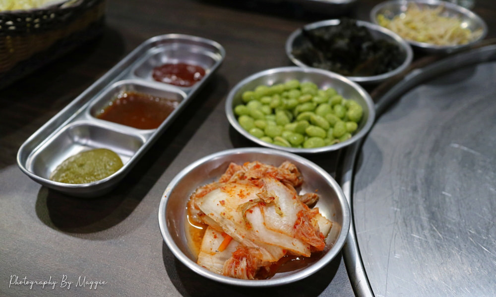 台北韓式燒肉》燒桶子韓風立燒，道地韓式汽油桶烤肉，貼心桌邊服務及高CP燒肉套餐，夜晚大口吃肉的好去處