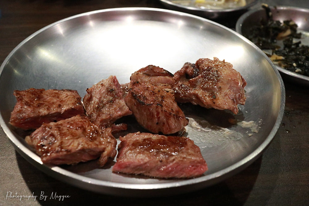 台北韓式燒肉》燒桶子韓風立燒，道地韓式汽油桶烤肉，貼心桌邊服務及高CP燒肉套餐，夜晚大口吃肉的好去處