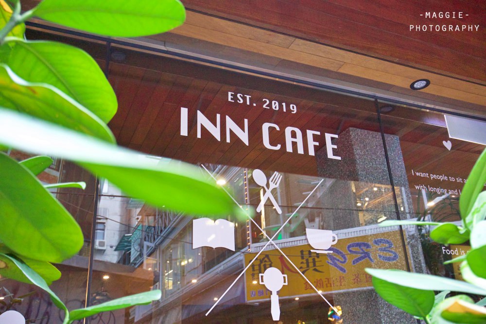 西門町咖啡廳》Inn cafe隱匿在西門町鬧區裡的工業風咖啡館，微奢時尚裝潢超吸睛！推薦每日限定海南雞飯
