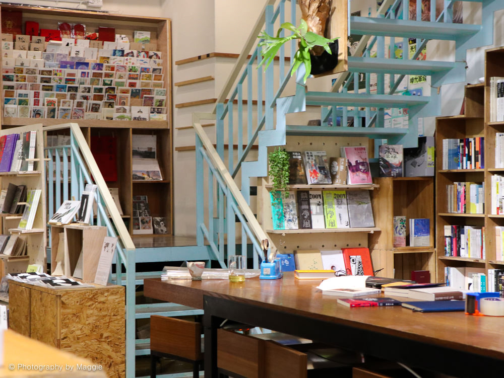 基隆見書店｜街邊的藍色獨立書店，朝聖基隆海洋魅力，結合書店與咖啡廳