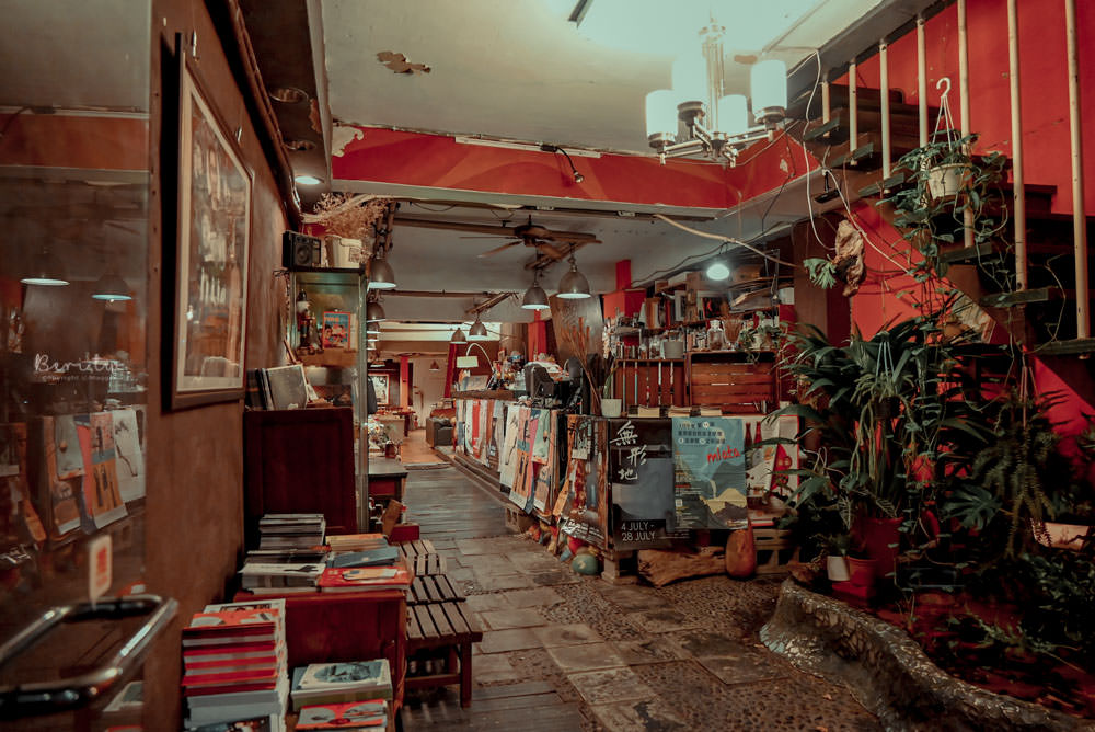 浮洲・書店咖啡》值得你停留的獨立書店，老屋子亮著溫暖微光，二手書籍、舊物｜板橋咖啡廳、新北美食