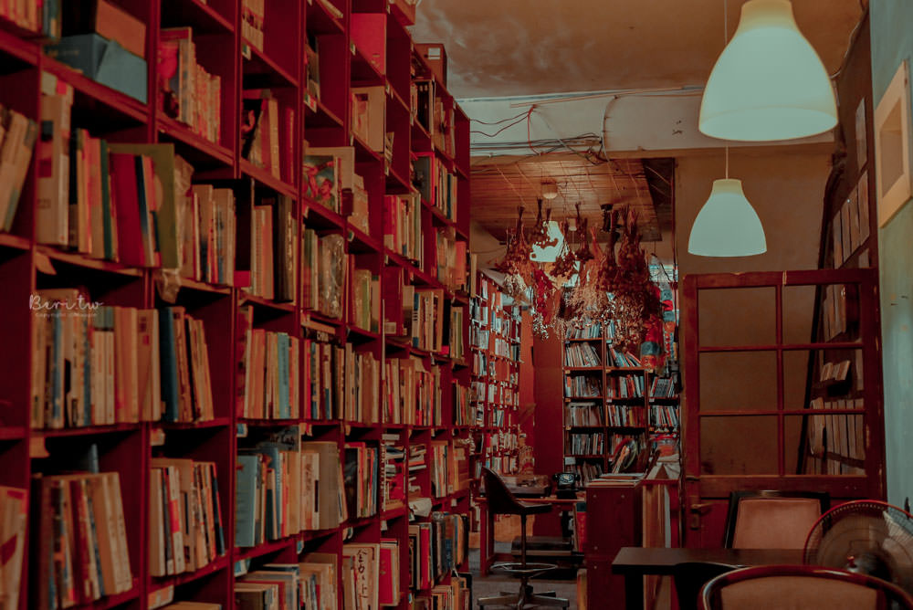 浮洲・書店咖啡》值得你停留的獨立書店，老屋子亮著溫暖微光，二手書籍、舊物｜板橋咖啡廳、新北美食