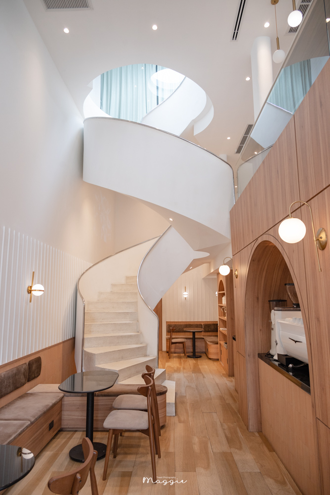 【清邁咖啡廳】Morestto尼曼區質感獨棟咖啡廳，通往暖陽的迴旋階梯