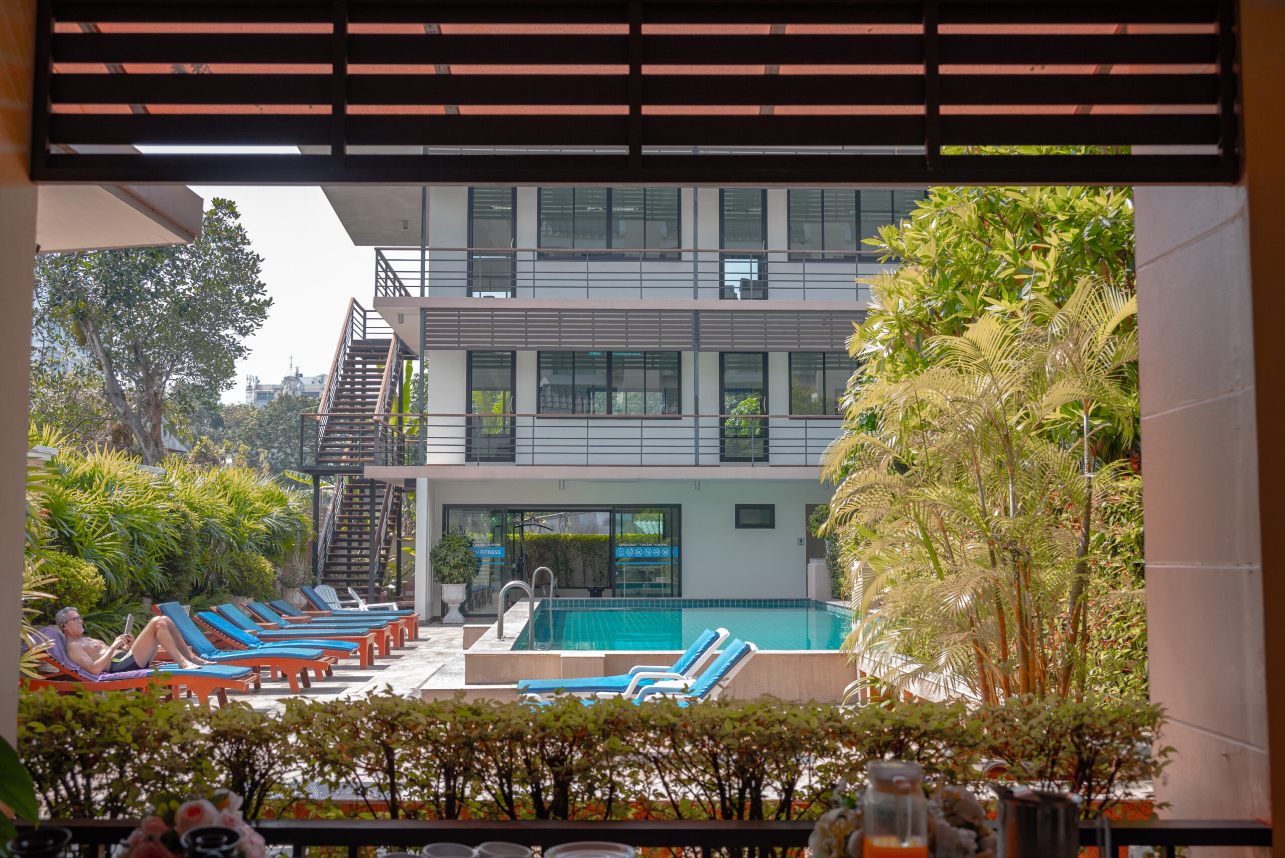 【清邁住宿】尼曼區平價飯店Sakulchai Place Hotel 一晚不到500還有游泳池