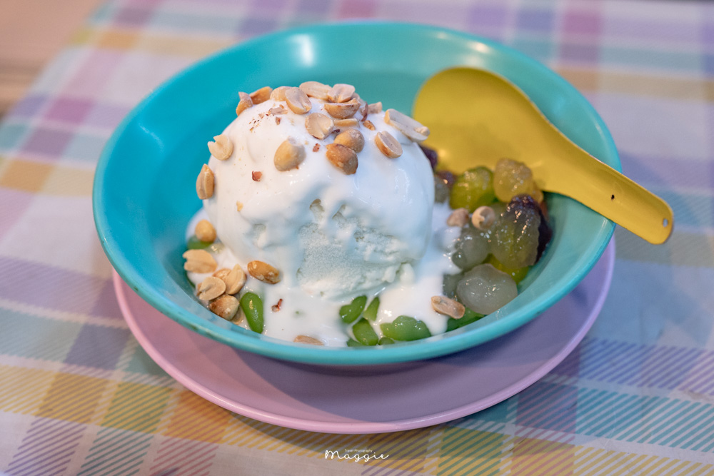 【清邁美食】Samlan Thai Desserts古城區平價冰品店，美味椰子冰淇淋20幾種配料可選！