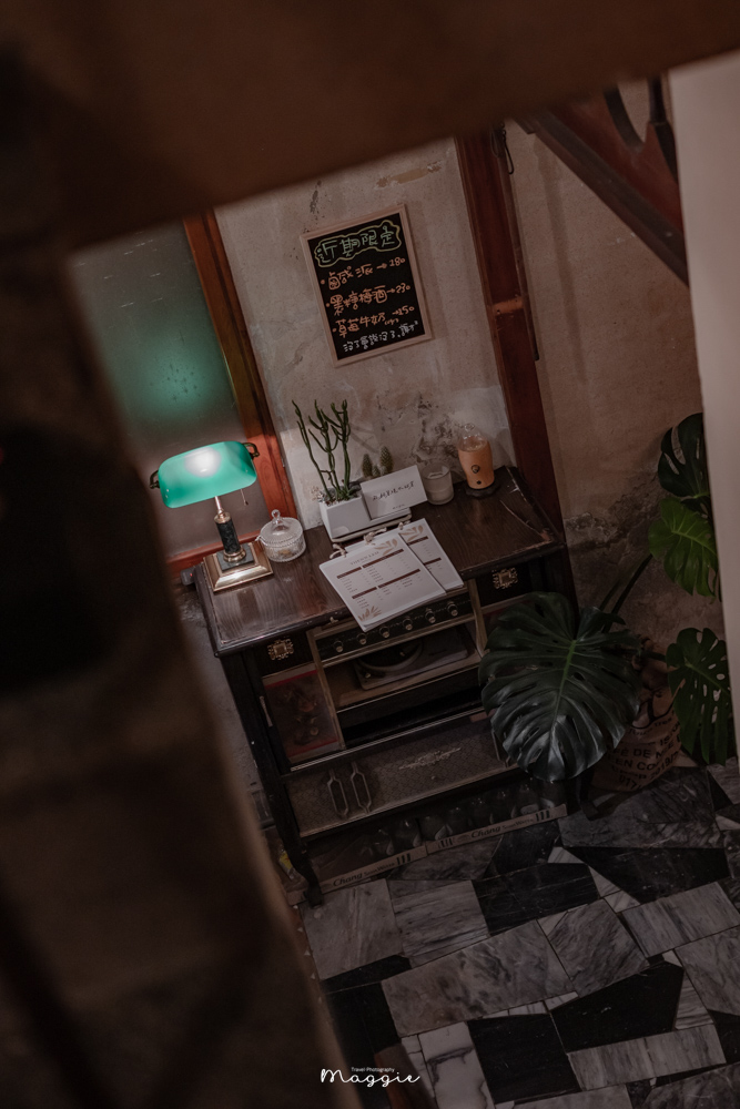 【台南中西區】䖙Thenn Leh巷弄神秘咖啡廳酒吧，可坐可躺可睡不限時