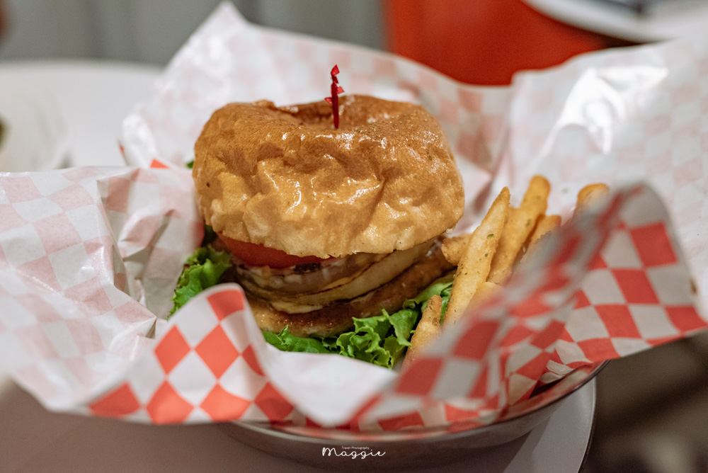 【新北新店】Kick Burger隱身山間的美式漢堡店，只開週末的重機咖啡廳