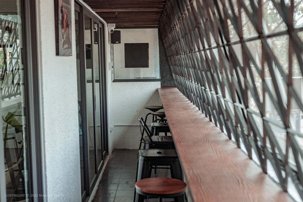 【清邁咖啡廳】湄濱河區Savor.躲在二樓的小清新咖啡廳！獨擁大面的綠意窗景