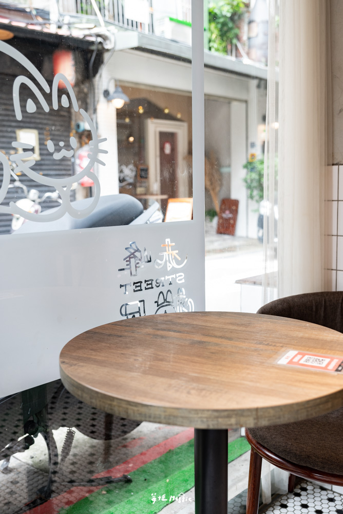 【台北港式】赤峰77，香港人開的港式咖啡店，坐在街頭喝杯鴛鴦吧