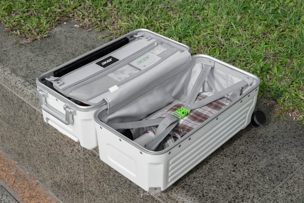 Acer-luggage1000-20