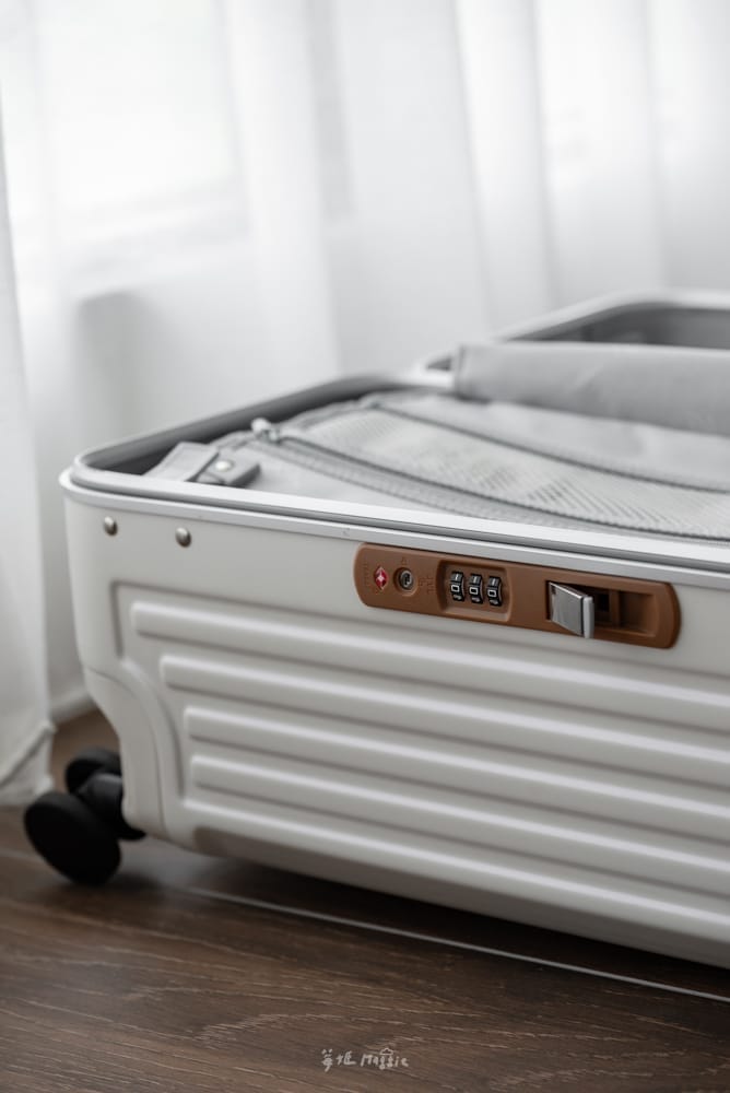 Acer-luggage1000-32