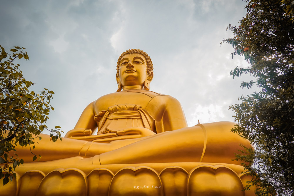 《曼谷景點》水門寺Wat Paknam參觀攻略，高聳金色大佛、琉璃佛塔震撼視覺