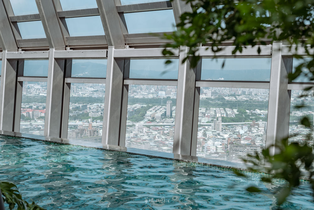 《板橋車站住宿》臺北新板希爾頓酒店，32樓無邊際泳池飽覽美景、板橋五星級飯店