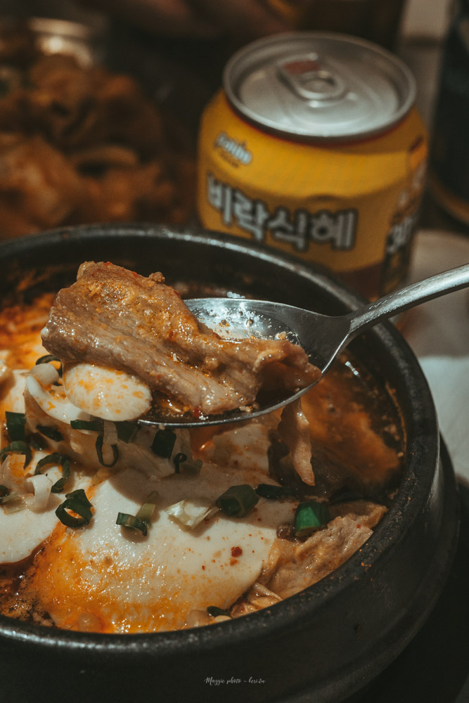 巷弄裡低調韓式料理！韓味食足鳳山店，平價道地必點豆腐鍋及麻藥飯捲