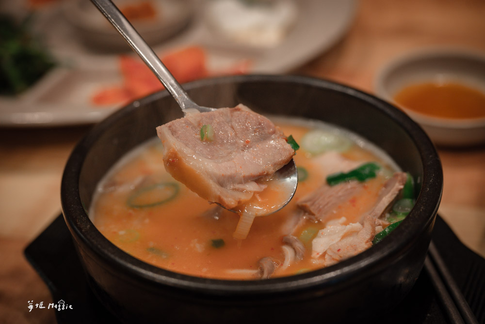 釜山海雲台老字號「密陽血腸豬肉湯飯」血腸與清蒸白切肉都是必點組合！