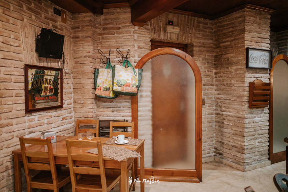 【西班牙托雷多】Vía Máxima 古城裡平價美味輕食餐廳，地窖般奇幻空間