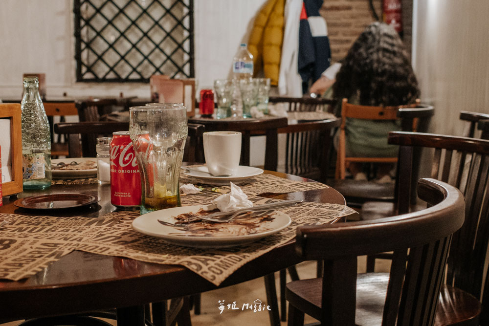 【西班牙托雷多】Vía Máxima 古城裡平價美味輕食餐廳，地窖般奇幻空間