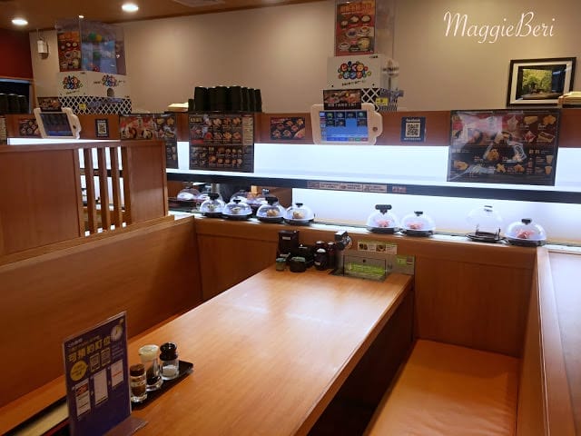 【台中美食】くら 藏壽司｜來自日本的超人氣迴轉壽司，用餐玩扭蛋，超好拍的土藏建築！