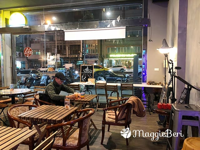 台中不限時咖啡廳 (北區)｜Bite Life cafe~結合Live bar的複合式咖啡廳 寵物友善餐廳