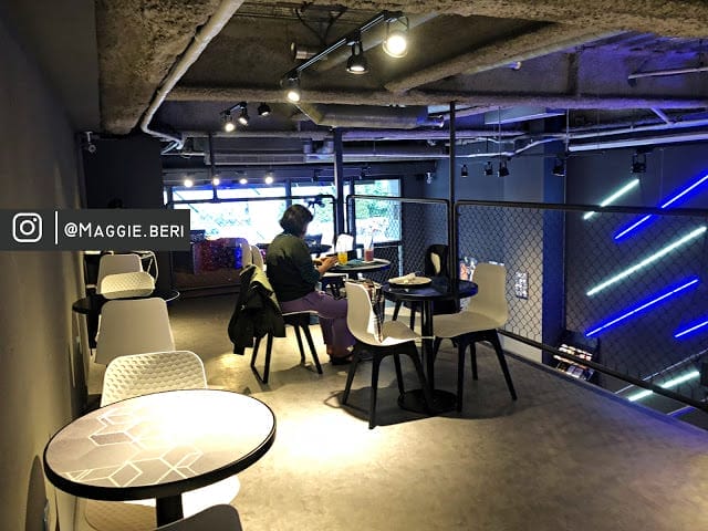 【內湖咖啡廳推薦】閃電藍咖啡，隱身在內科的閃電宇宙感咖啡廳，拍照打卡網美景點