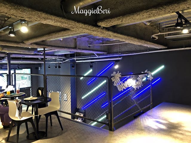 【內湖咖啡廳推薦】閃電藍咖啡，隱身在內科的閃電宇宙感咖啡廳，拍照打卡網美景點