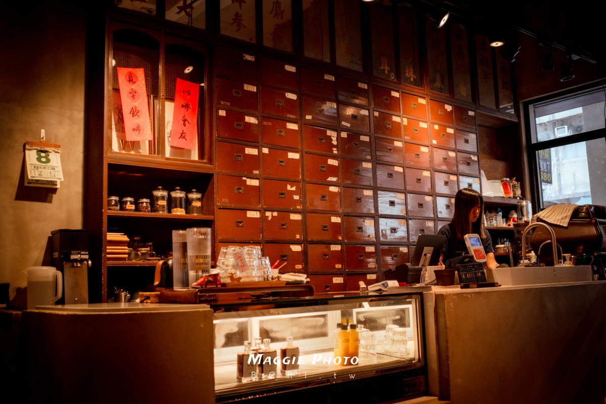 香港九龍城「大和堂咖啡廳」探訪中藥行的古韻風華！