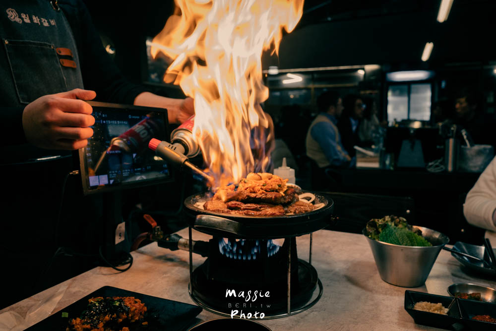 首爾文來洞必吃「月火排骨」蒜味烤排骨簡直人間美味！