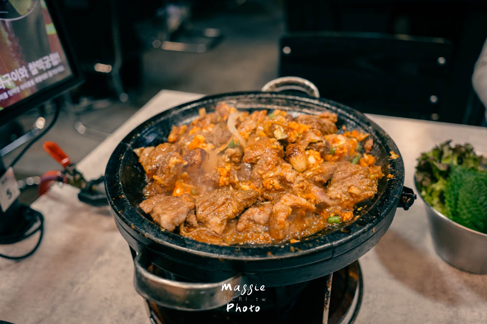 首爾文來洞必吃「月火排骨」蒜味烤排骨簡直人間美味！