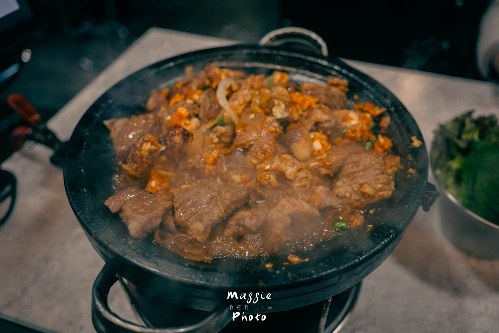 首爾文來洞必吃「月火排骨」蒜味烤排骨簡直人間美味！