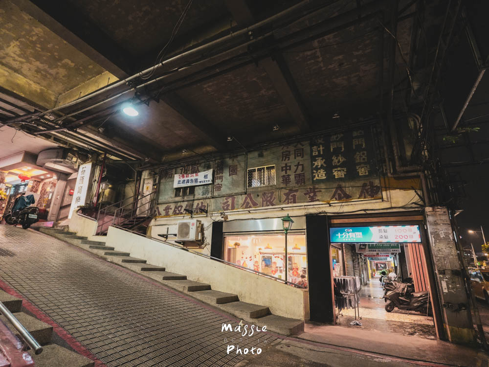 惠隆市場深夜新氣象：基隆「媽媽樂酒吧」的賽博龐克式浪漫