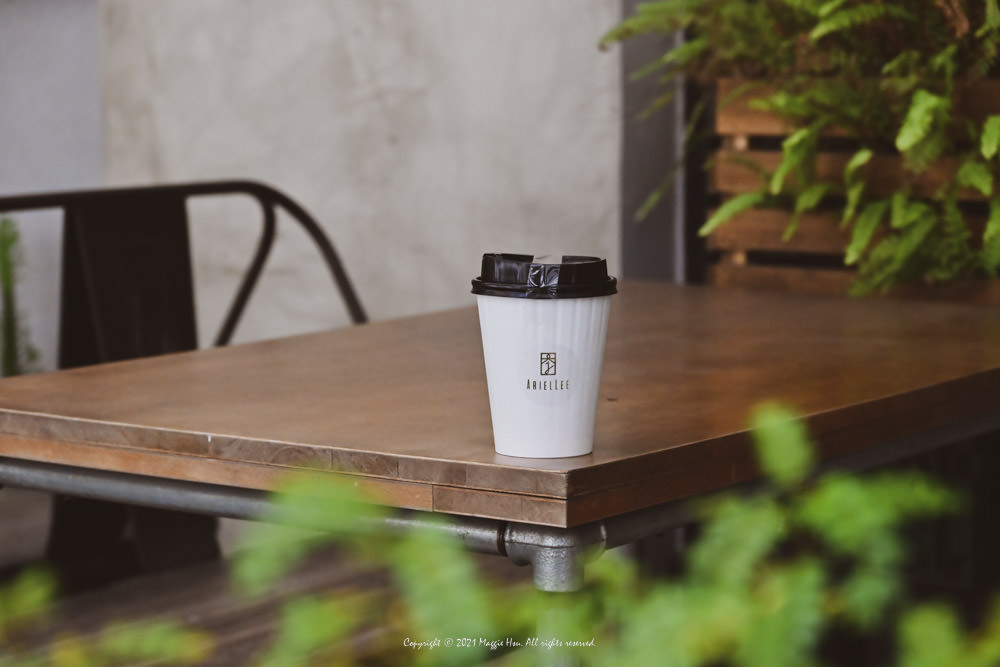 台北咖啡|李氏咖啡Ariel lee cafe 東區巷弄的露天咖啡座，外帶一杯熱拿鐵