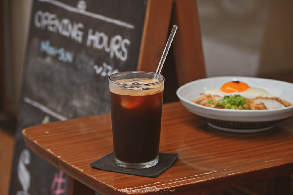 赤峰街咖啡廳》日子咖啡Nichi Nichi 藏匿巷弄的日系小溫馨 特地來吃咖哩飯｜中山美食