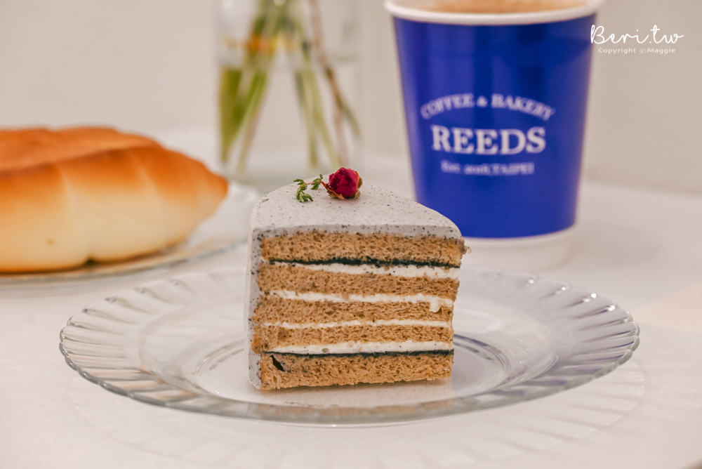 REEDS coffee & bakery中山店｜街角小清新咖啡廳x麵包店，麵包超快就賣完了！