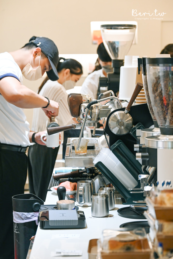 REEDS coffee & bakery中山店｜街角小清新咖啡廳x麵包店，麵包超快就賣完了！