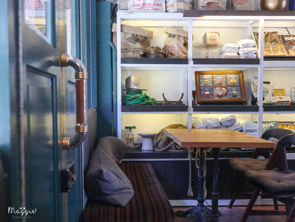 基隆・正濱漁港｜圖們咖啡Tuman café彩色屋內的文青咖啡廳，坐擁漁港風光，必嚐無水咖哩｜基隆美食