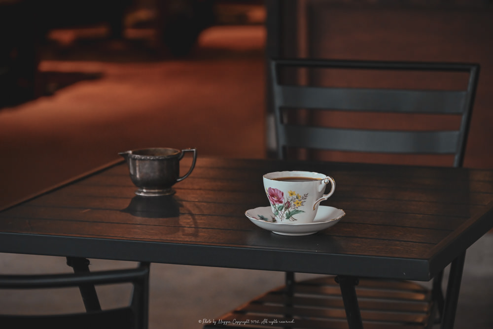 基隆、裊翠煙咖啡館｜融入街邊的復古咖啡廳，喝一杯時空交錯