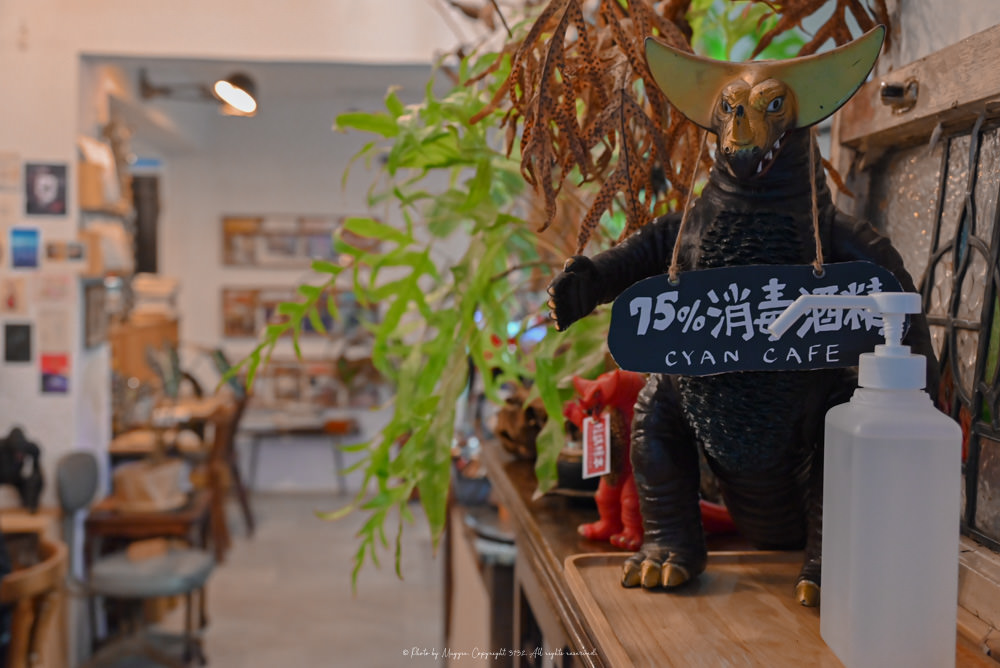 信義區咖啡廳｜小青苑Cyan Cafe被植物包圍的城市秘境，古董、玩具咖啡廳|超人力霸王|市政府站美食