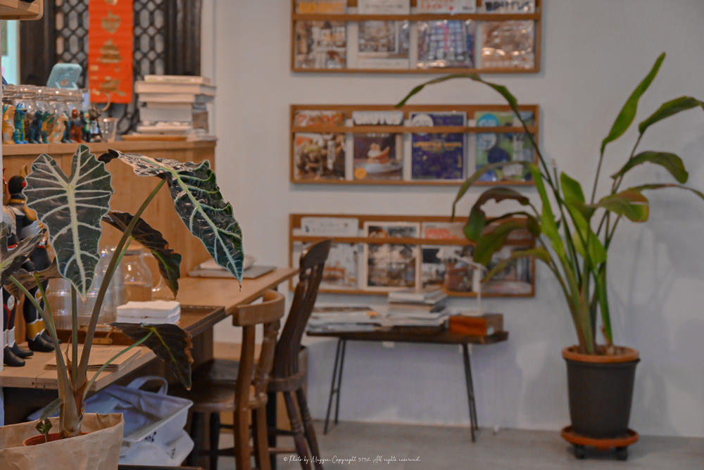 信義區咖啡廳｜小青苑Cyan Cafe被植物包圍的城市秘境，古董、玩具咖啡廳|超人力霸王|市政府站美食