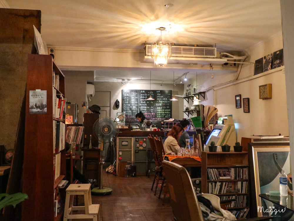 科技大樓咖啡廳|樓上的嬉皮與笑臉男，老派文藝空間，台北深夜不限時咖啡廳